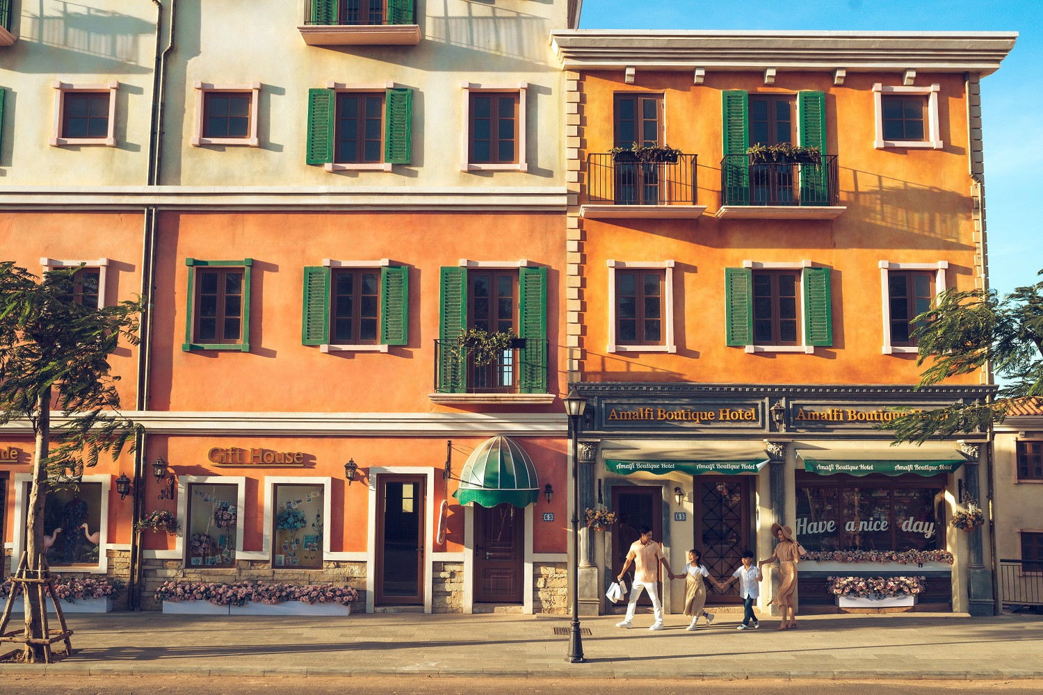 Những căn shophouse đầy màu sắc tại thị trấn Địa Trung Hải